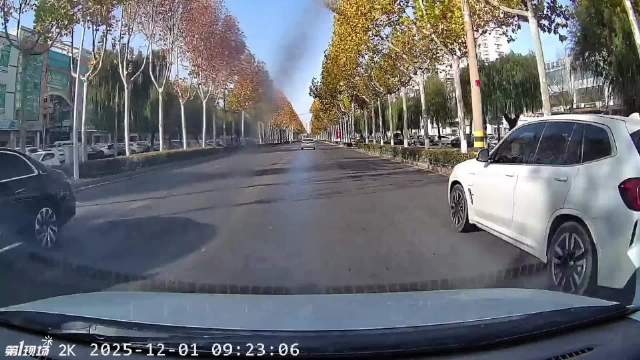 进入道路不观察，视频车刹车反应慢，结果直接翻车了