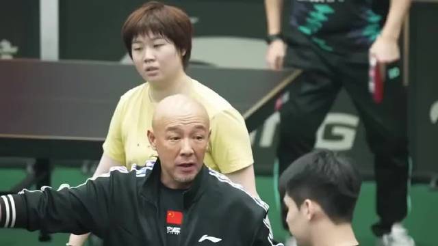东电跟拍混团世界杯国乒林诗栋蒯曼训练，一旁是训练中的早田希娜