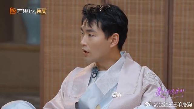 众人来到房间，介绍人抛出问题，让大家开始辩论