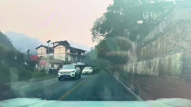 轿车弯道逆行超越大巴车，视频车果断驶入加油站紧急避险