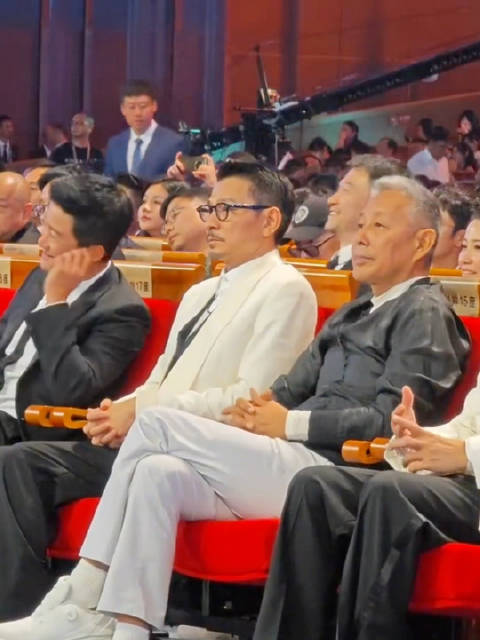 陈道明、吴京同框颁奖典礼