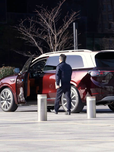 隔空开门已经不足为奇了，现在问界M9还支持手势开门，隔老远手一挥门就开了！