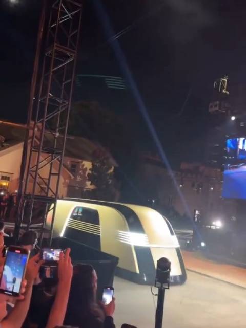 特斯拉“Robovan”无人驾驶客运车，好大一个电熨斗