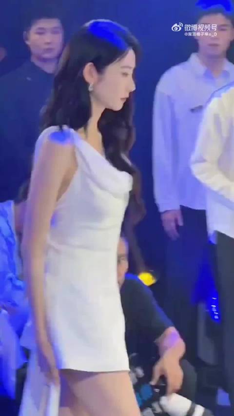 张艺凡这身材比例不愧是北舞严选，腕线过裆太绝了