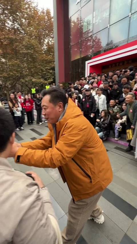 上戏八十周年校庆 看到了雷佳音 杜江 彭昱畅 郑恺苗苗 严屹宽 好多人啊