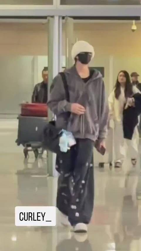 陈奕恒现身重庆机场引关注