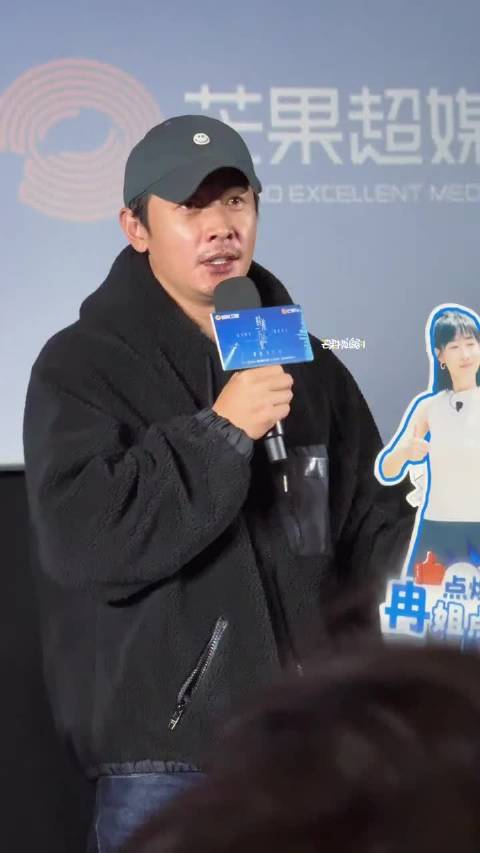 罗晋、胡杏儿时差一万公里首现身工作活动，晋哥眼睛里还都是悲伤的感觉