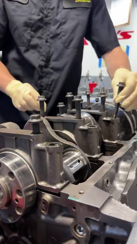 沉浸式组装福特7.3升Power Stroke柴油发动机