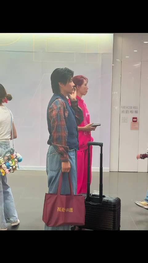 蔡少芬张晋一家五口现身香港商场