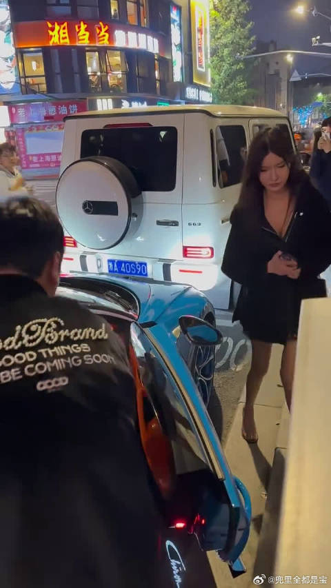 上海18岁名媛弃奔驰选布加迪，车主为其开门