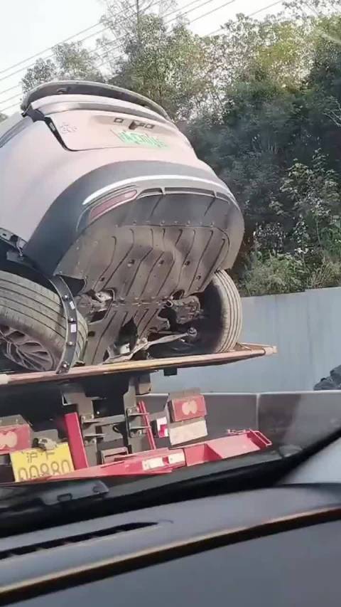 蔚来EC6碰撞车体断裂，安全系统保护乘员无生命危险