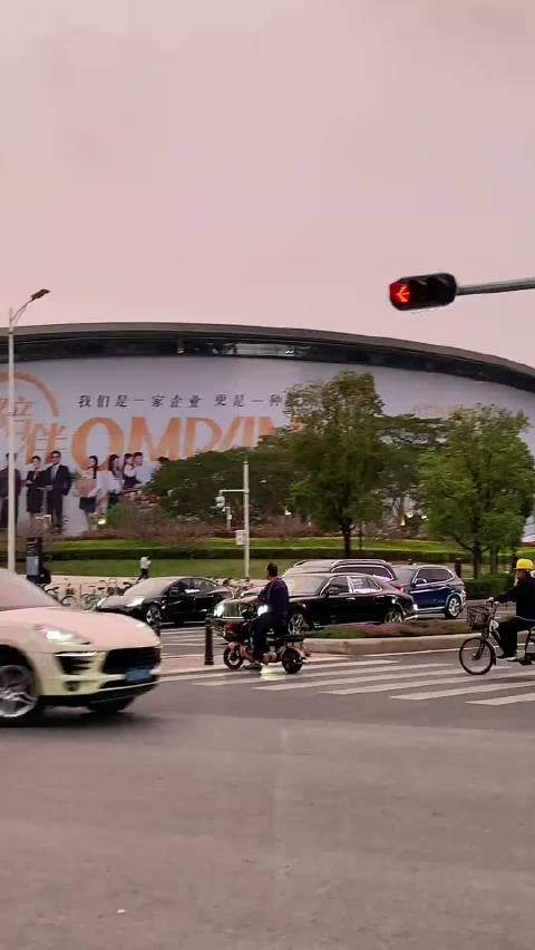 偶遇顶级大佬开三地牌宾利慕尚，掉头真是霸气十足！