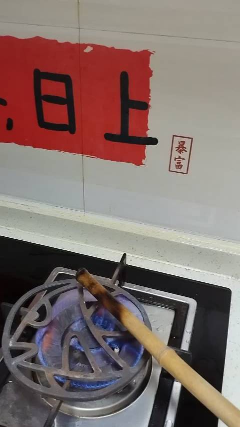 甄子丹妻ins发文警示竹子易燃性，实验显示7秒即燃