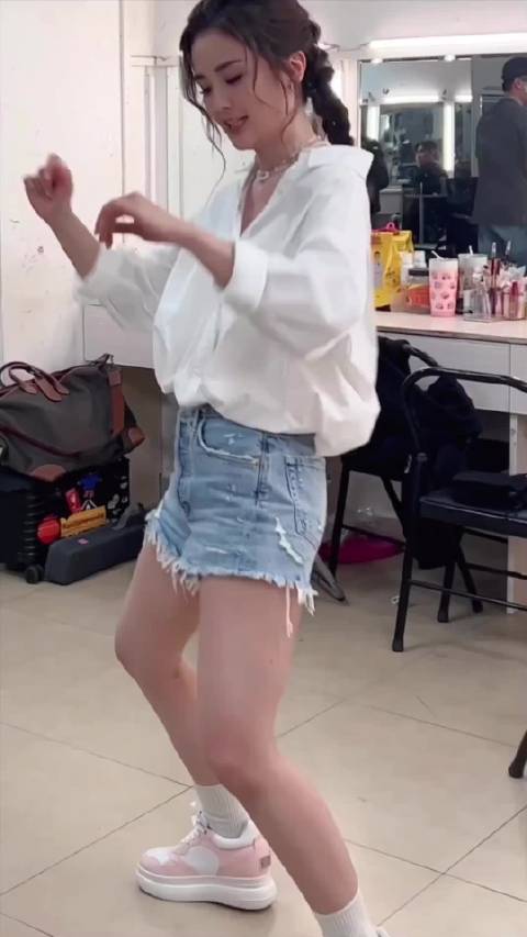 Sa蔡卓妍 跳舞有点好笑