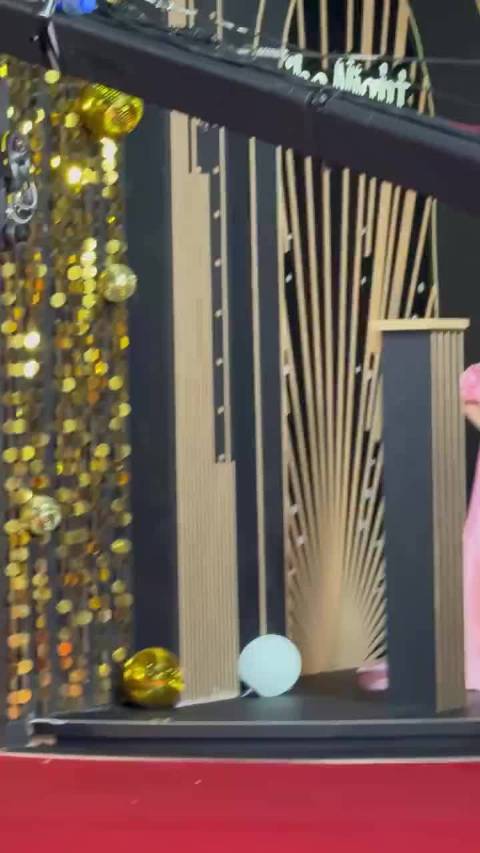 林允 邱天 亮相微博之夜红毯