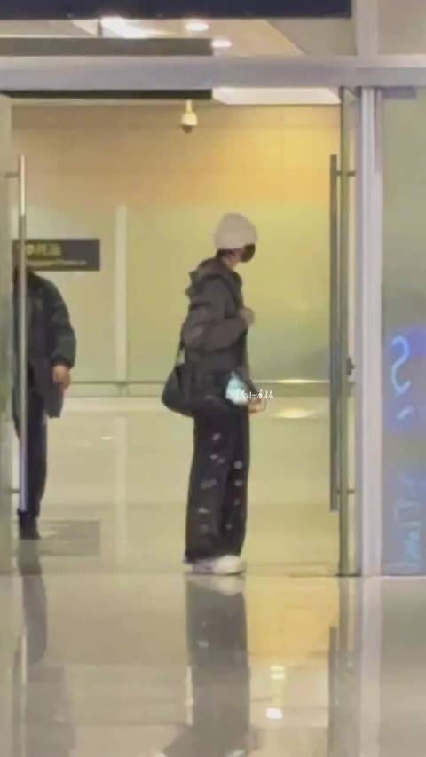 网友偶遇@TF家族-陈奕恒Jonathan 回重庆，好久不见感觉长高啦 陈奕恒