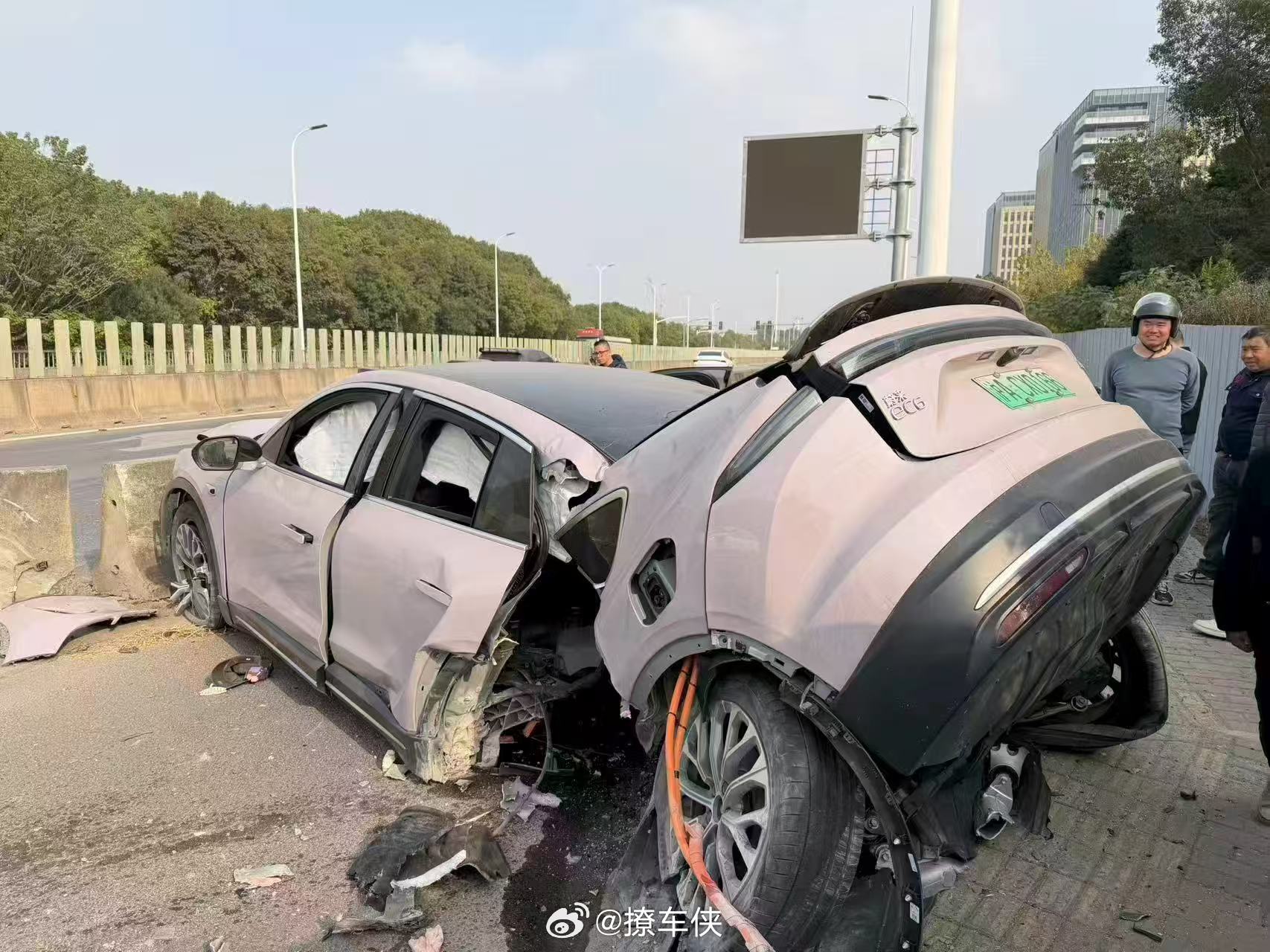视频：车断了，人没事， 电池也没自燃， 蔚来够不够安全？