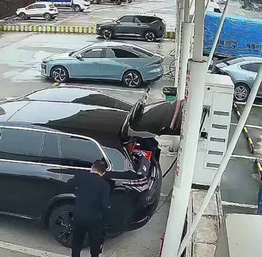 车主私占充电桩引争议，网友呼吁远离此类行为