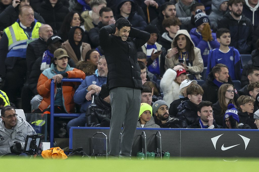 多打一人始终无法取得领先，阿尔特塔也显得有些无可奈何。