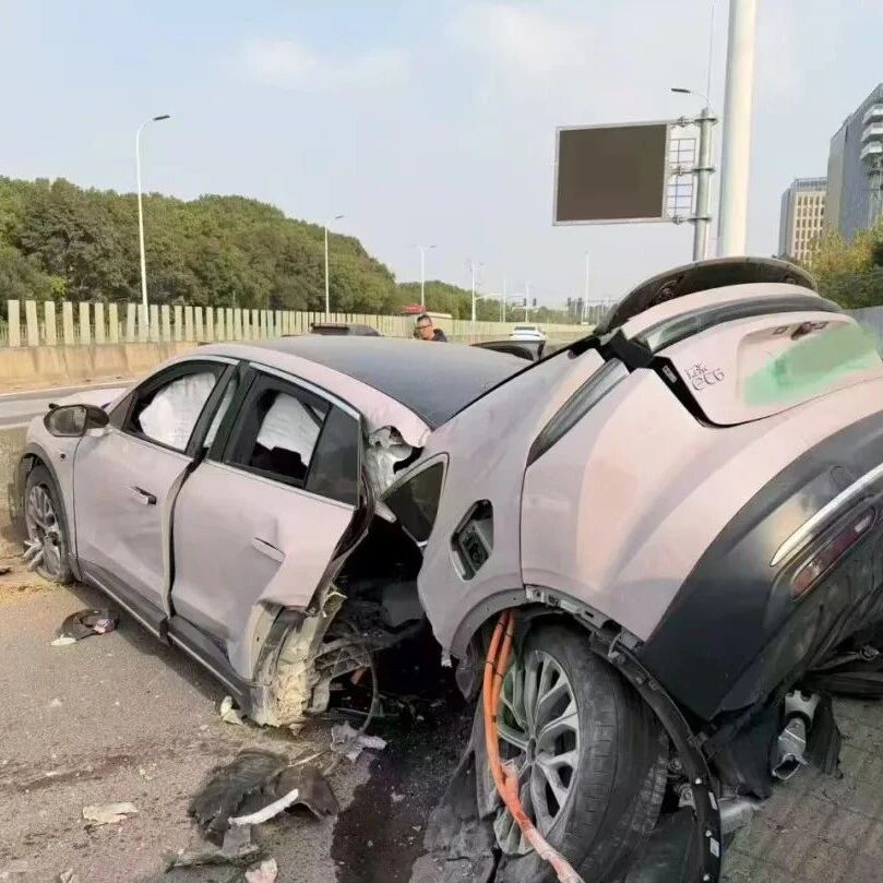 上海一蔚来汽车撞隔离带致车体断裂，车身未起火，车企回应：事发时车门已自动解锁，动力电池未发生安全风险，事故原因警方正调查