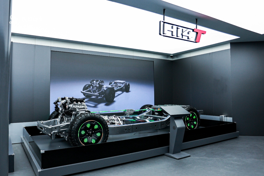 《人民日报》刊发评论点名长城Hi4：“全球越野车型电动化转型的中国方案”