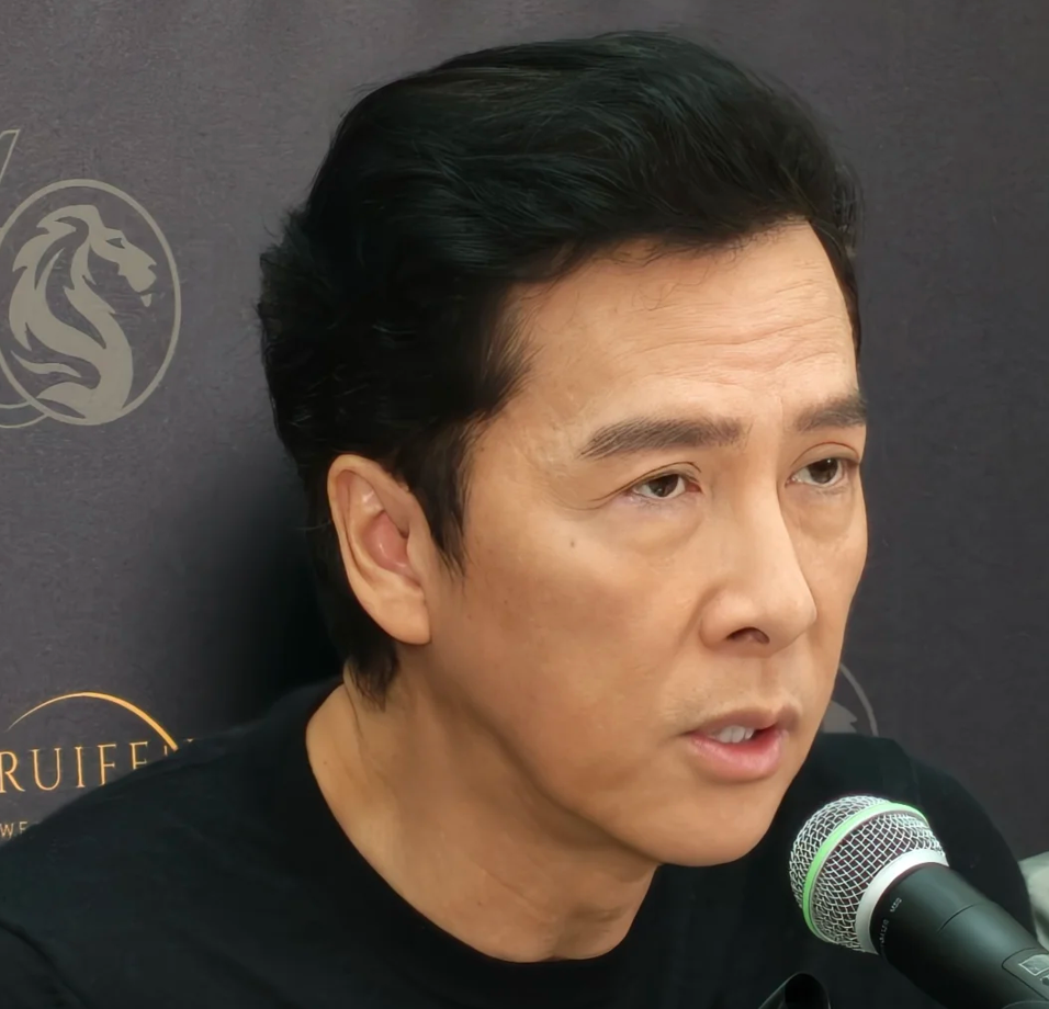 甄子丹风波后首露面，脸色苍白眼袋很重，受影响过往黑历史被扒出