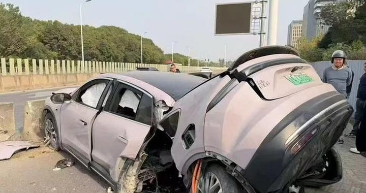 一蔚来汽车撞上隔离带致车体断裂，车企回应