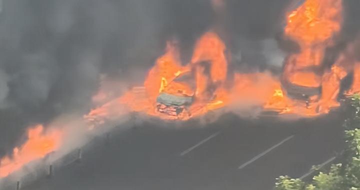 广州街头突发火情疑似车油泄漏，现场连成火线，当地消防通报