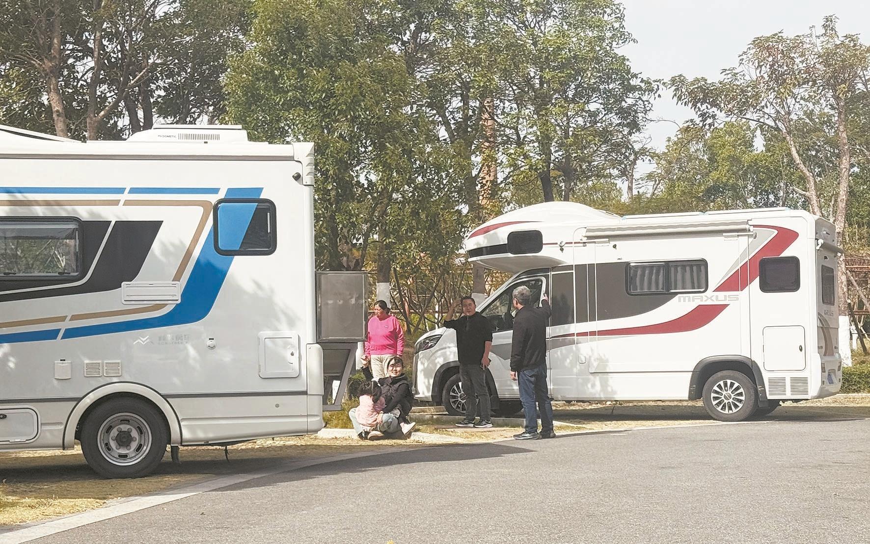 扎营石狮湿地公园 车友“追暖”越冬乐逍遥