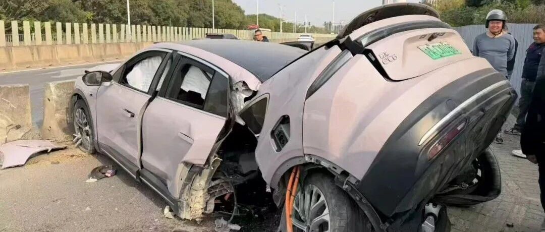 上海一辆蔚来EC6撞石墩后车尾断裂，客服回应：目前已与车主取得联系，正在复盘事故经过