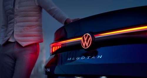 全新一代迈腾驾驶辅助再升级，支持拨杆变道与红绿灯启停。