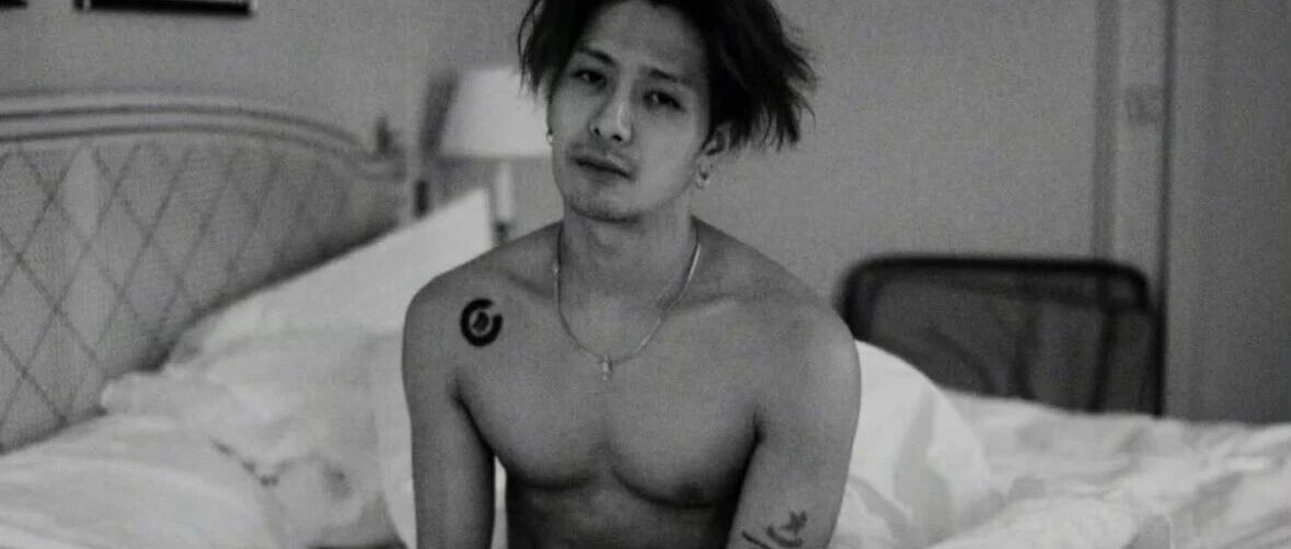 王嘉尔自曝有性瘾症？王丽坤前夫诈骗十几亿？老作精儿子是通讯录？许玮甯为了老公和杨丞琳断交？