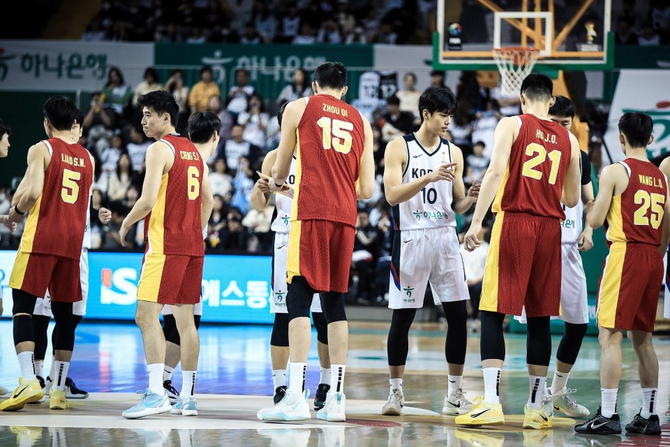 中国男篮连败产生错觉，郭士强和杜锋思路不同，杨毅疲劳论引争议