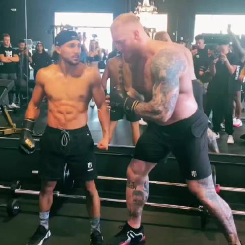 特奥菲莫·洛佩兹硬抗魔山扮演者Thor Björnsson重拳