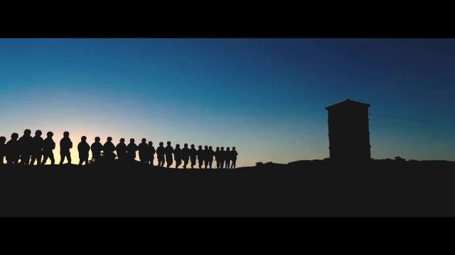 脚下是雪域高原，身后是万家灯火（杨松岗 李春江）