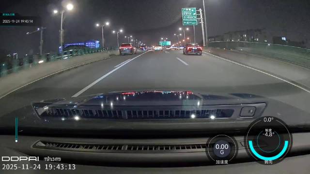 变道以后被追尾，视频车被定全责，你们觉得前边的司机有没有责任？