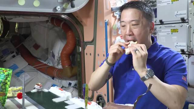 宇航员太空食谱曝光，玉米饼年耗3100张、辣酱成必备