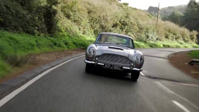 邦德007经典的一台跑车，终于修好了，40年里第一次开出门