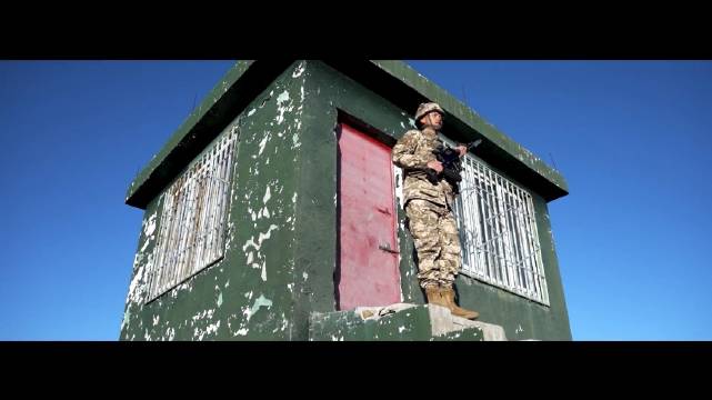 脚下是雪域高原，身后是万家灯火 （杨松岗 李春江）