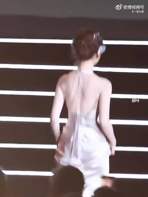 祝绪丹这套修身长裙好美，完全展示了她身材美