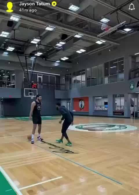 塔图姆今天的训练视频，已经开始练挡拆了，但起跳明显还是收着的