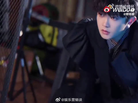 颜人中科技感造型亮相，复古现代风格吸睛