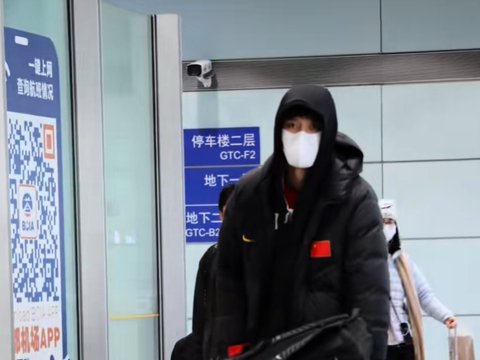 男篮回国！周琦曾凡博戴帽子，程帅澎一瘸一拐，全队心情低落！