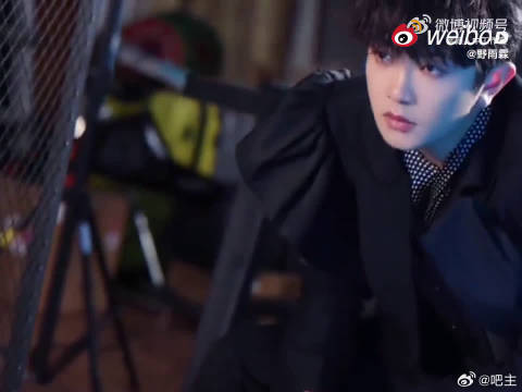 颜人中工业风造型亮相声生不息，老电视波点元素吸睛