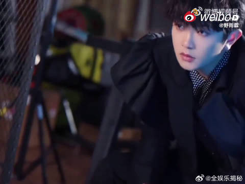 帅到犯规！颜人中老电视+黑色波点西服，科技感打歌造型，复古现代双杀