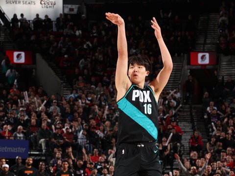 总分超周琦！杨瀚森8分4板3助轰进生涯首记三分 上演单臂空接砸扣