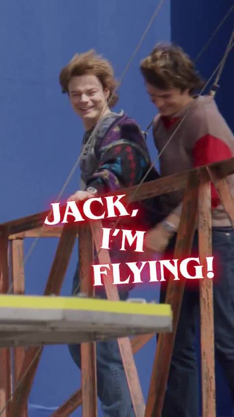 两个人开始拍泰坦尼克号了