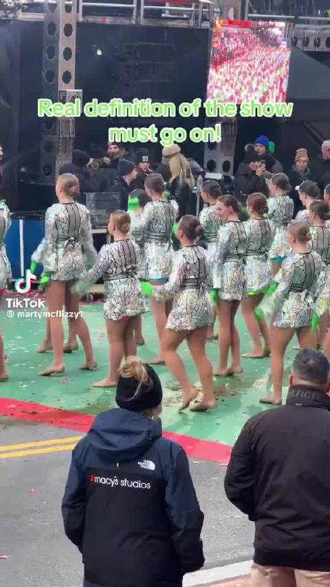 感恩节游行女舞者被迫马粪中跳舞引热议