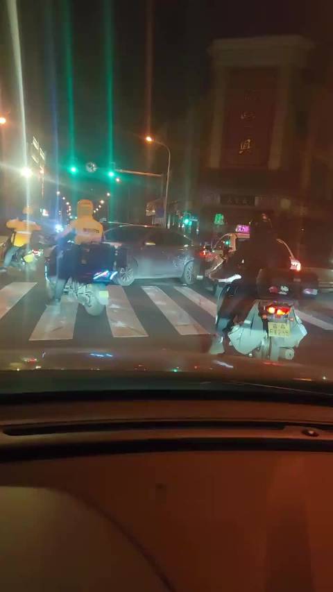 当顺口溜照进现实，黑红旗白红旗，中间夹个比亚迪