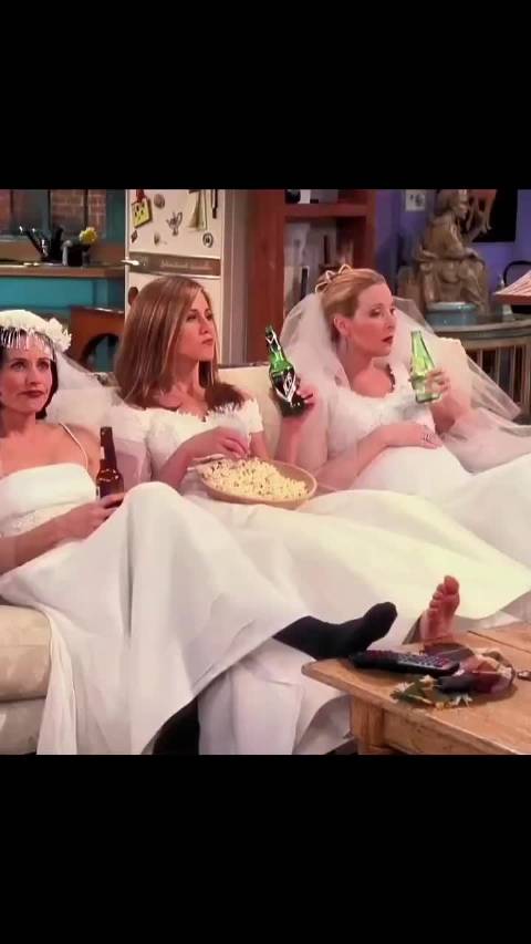 莫妮卡试穿婚纱展现不被定义的勇敢浪漫